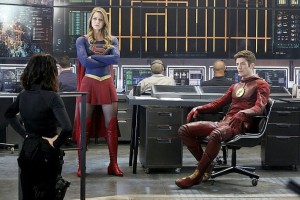 new-photos-of-supergirl-the-flash-crossover-690x460