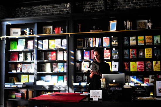 lectora-en-una-librer-a-tradicional