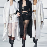 Creerás que ves en blanco y negro, pero es el desfile de Chanel Otoño-Invierno, que apenas necesita color para enamorar